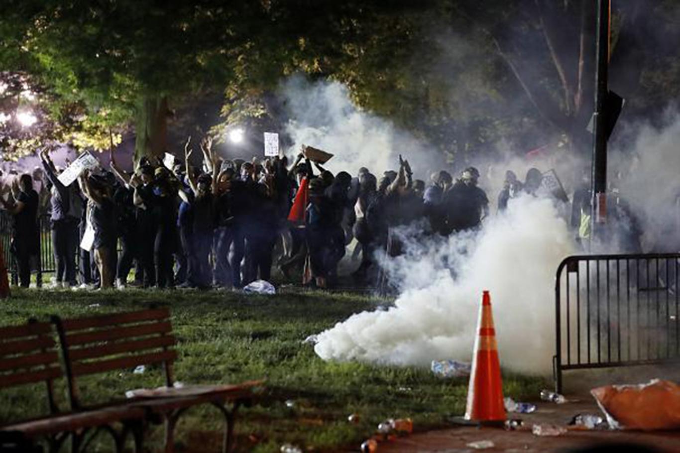 ABD'deki protestolar şiddetlenince Trump sığınağa götürüldü ABD'deki protestolar şiddetlenince Trump sığınağa götürüldü